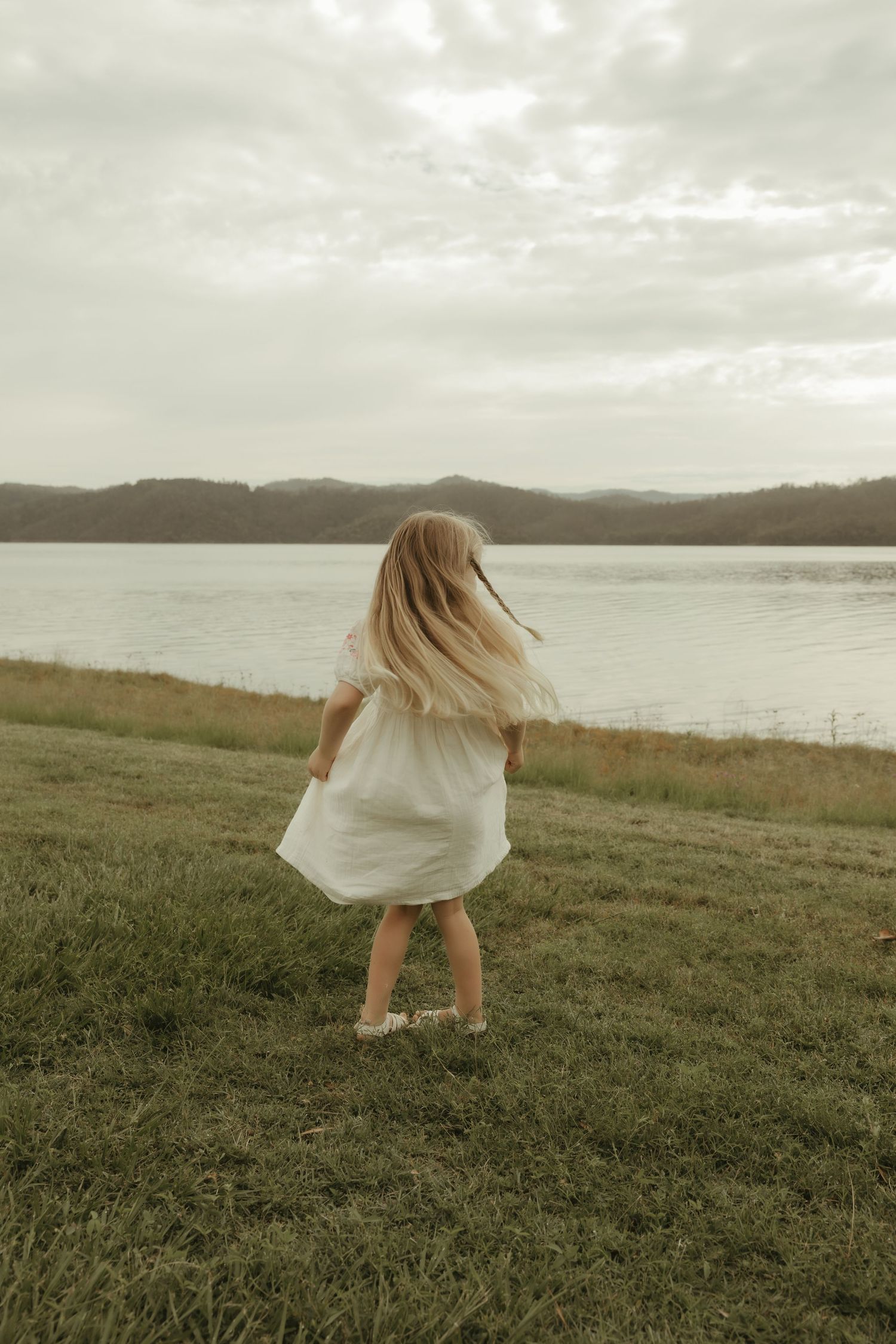 Child walking toward lake
Young child walking toward lake at sunset during an outdoor family session in Brisbane.