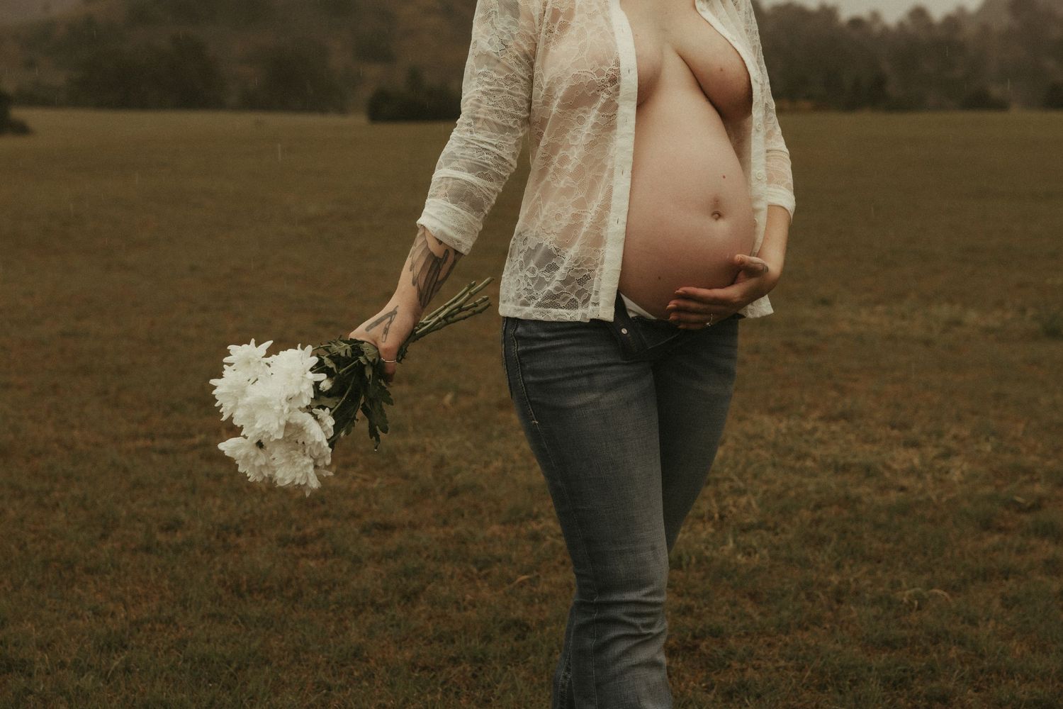 Pregnant woman holding flowers
Pregnant woman holding bouquet against her belly during a warm, natural maternity session.
