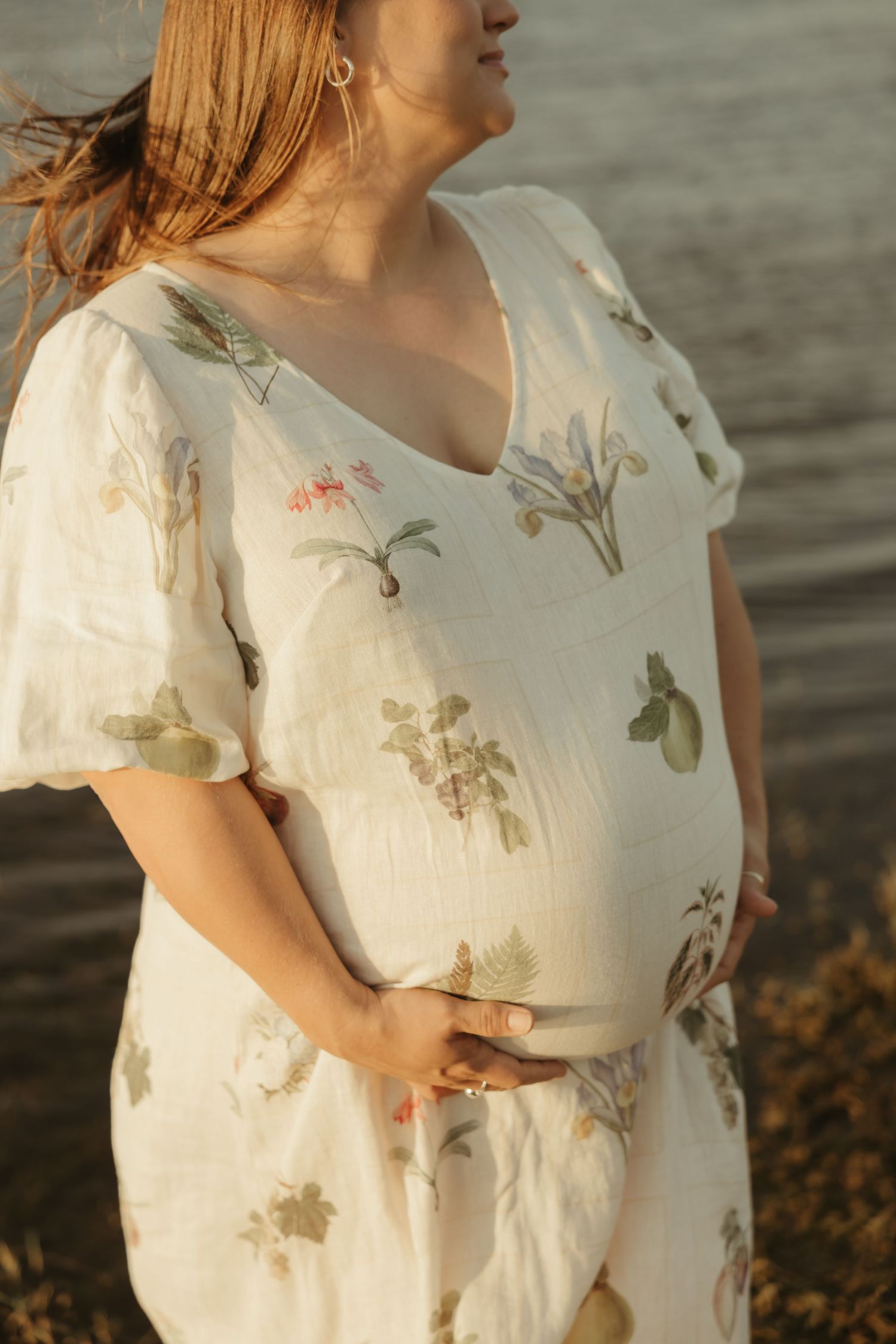 Warm maternity portrait outdoors
Pregnant woman holding her belly during sunset maternity photography session in Brisbane.