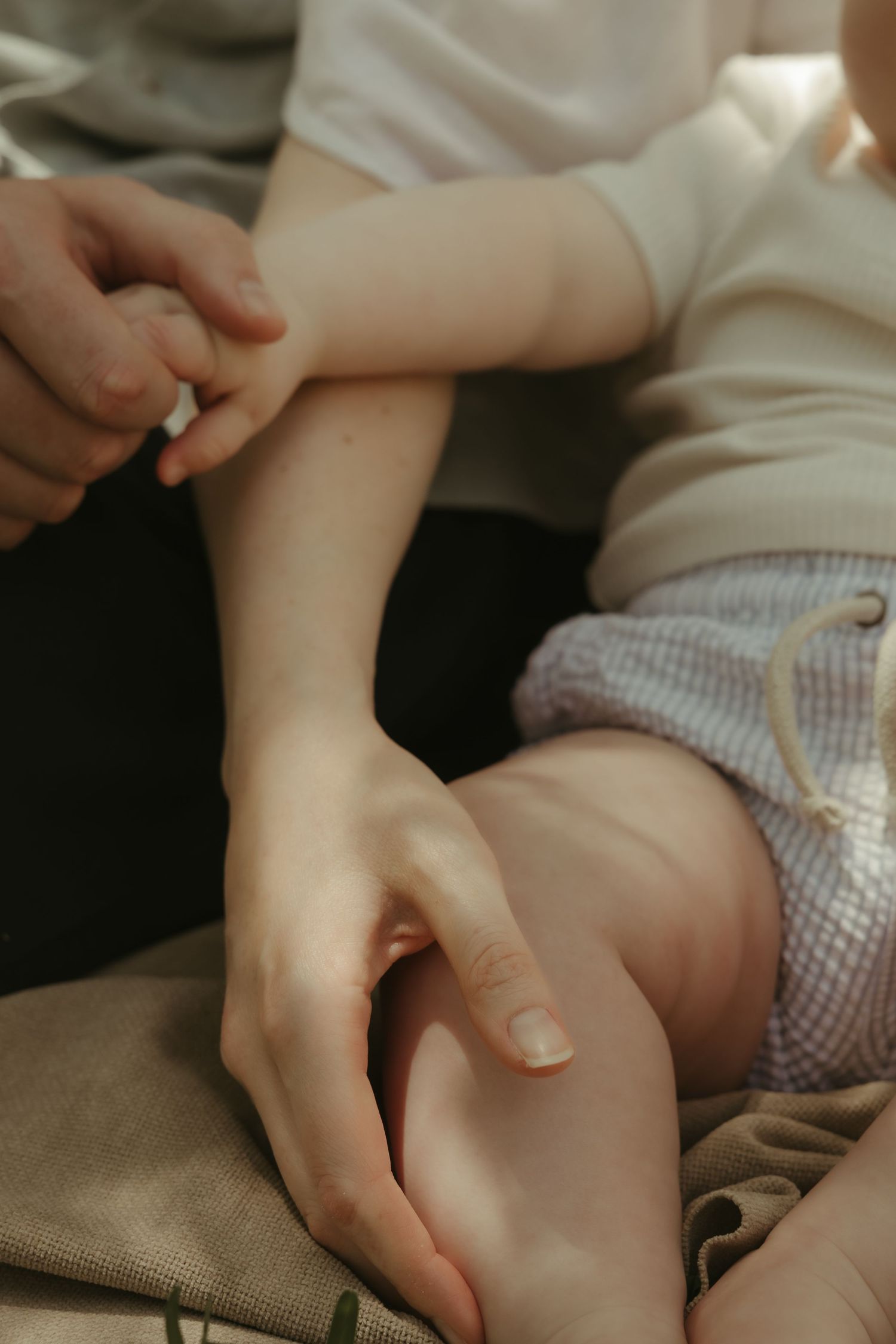 Holding hands close-up
Mother and child holding hands during a warm lifestyle family session in Ipswich.