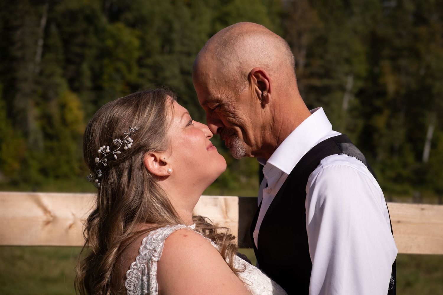 Un couple mariés se regardent mutuellement – Univers Photo