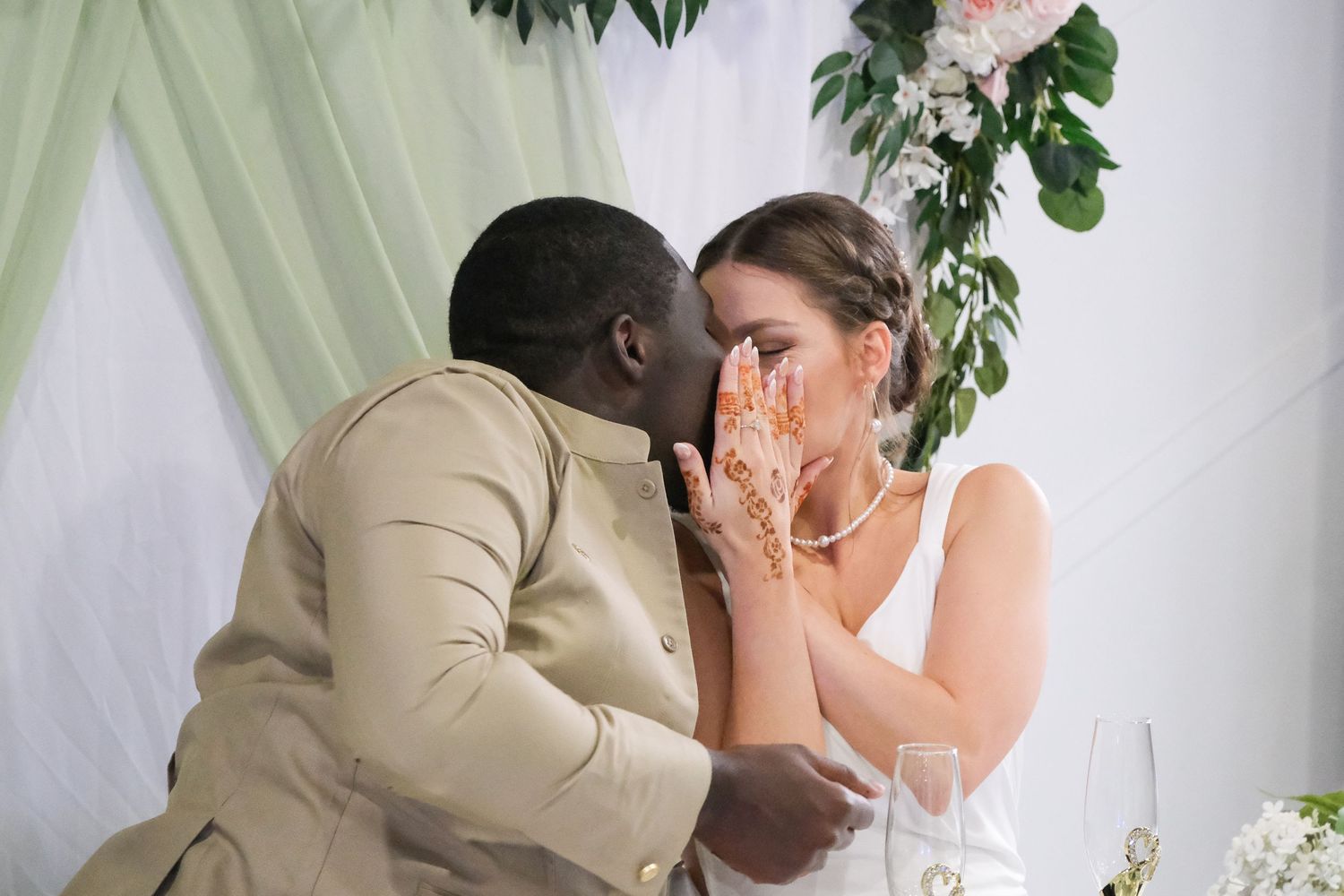 Un couple mariés s'embrassent – Univers Photo