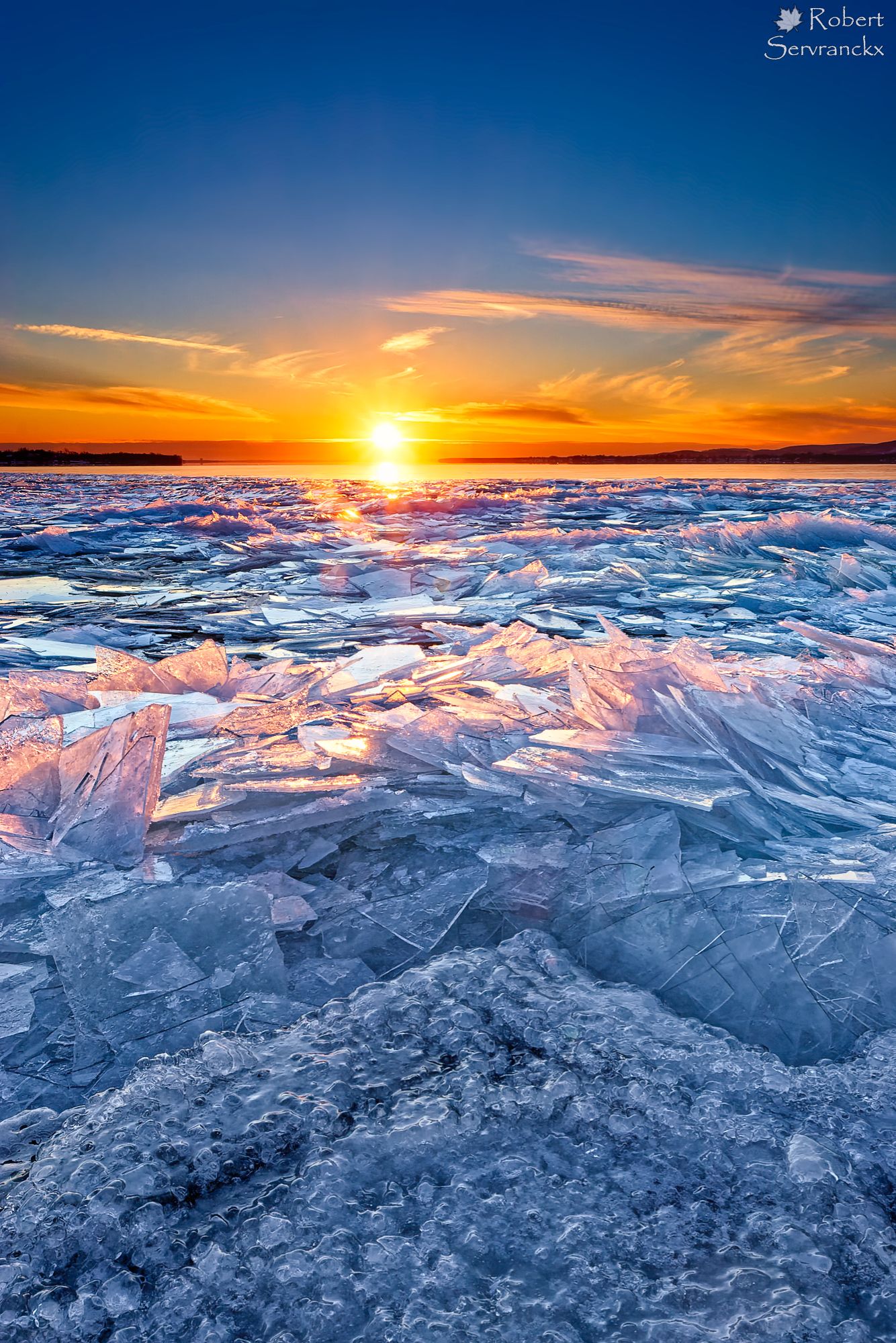 Winter Sunset over Lake of Two Mountains. Quebec - Coucher de soleil hivernal sur le Lac des Deux-Montagnes, Québec
