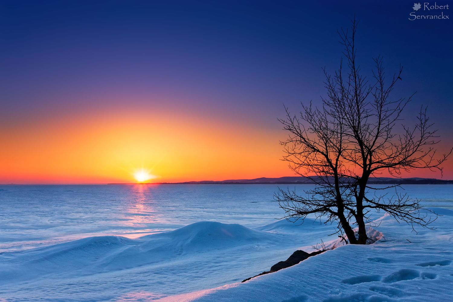 Winter Sunset over Lake of Two Mountains. Quebec - Coucher de soleil hivernal sur le Lac des Deux-Montagnes, Québec
