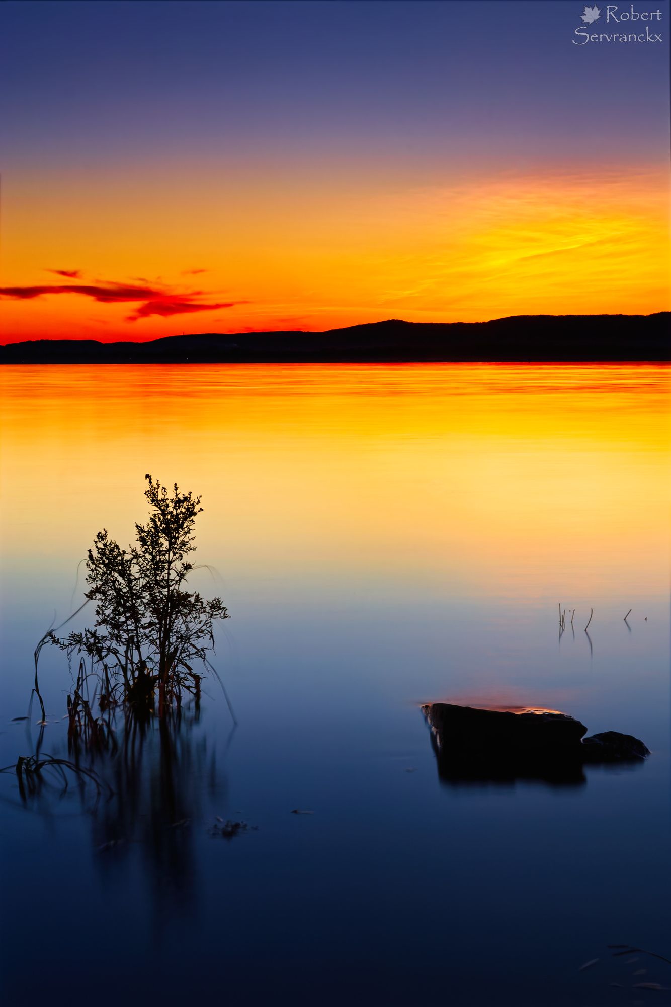 Fall Sunset over Lake of Two Mountains. Quebec - Coucher de soleil automnal sur le Lac des Deux-Montagnes, Québec