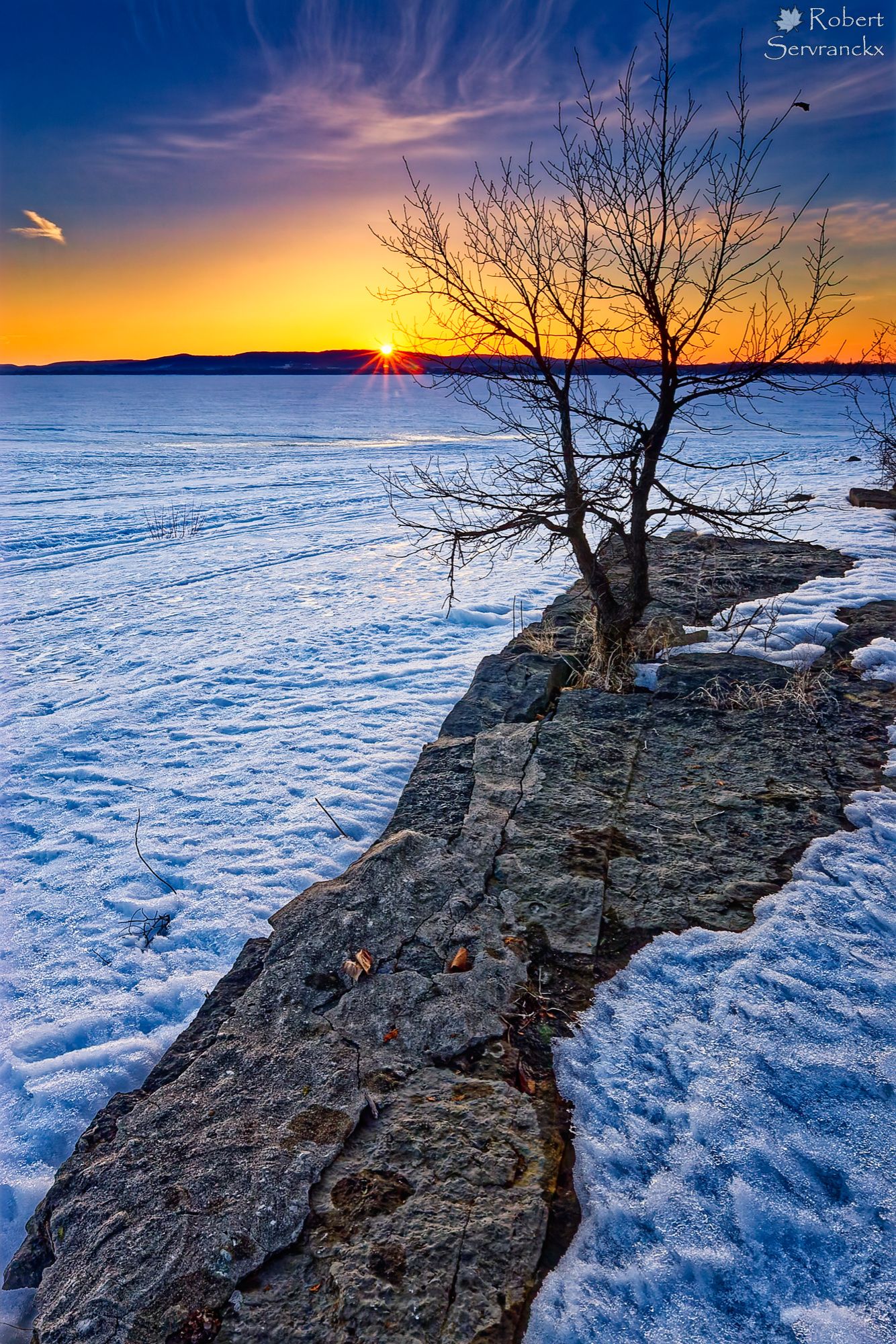 Winter Sunset over Lake of Two Mountains. Quebec - Coucher de soleil hivernal sur le Lac des Deux-Montagnes, Québec