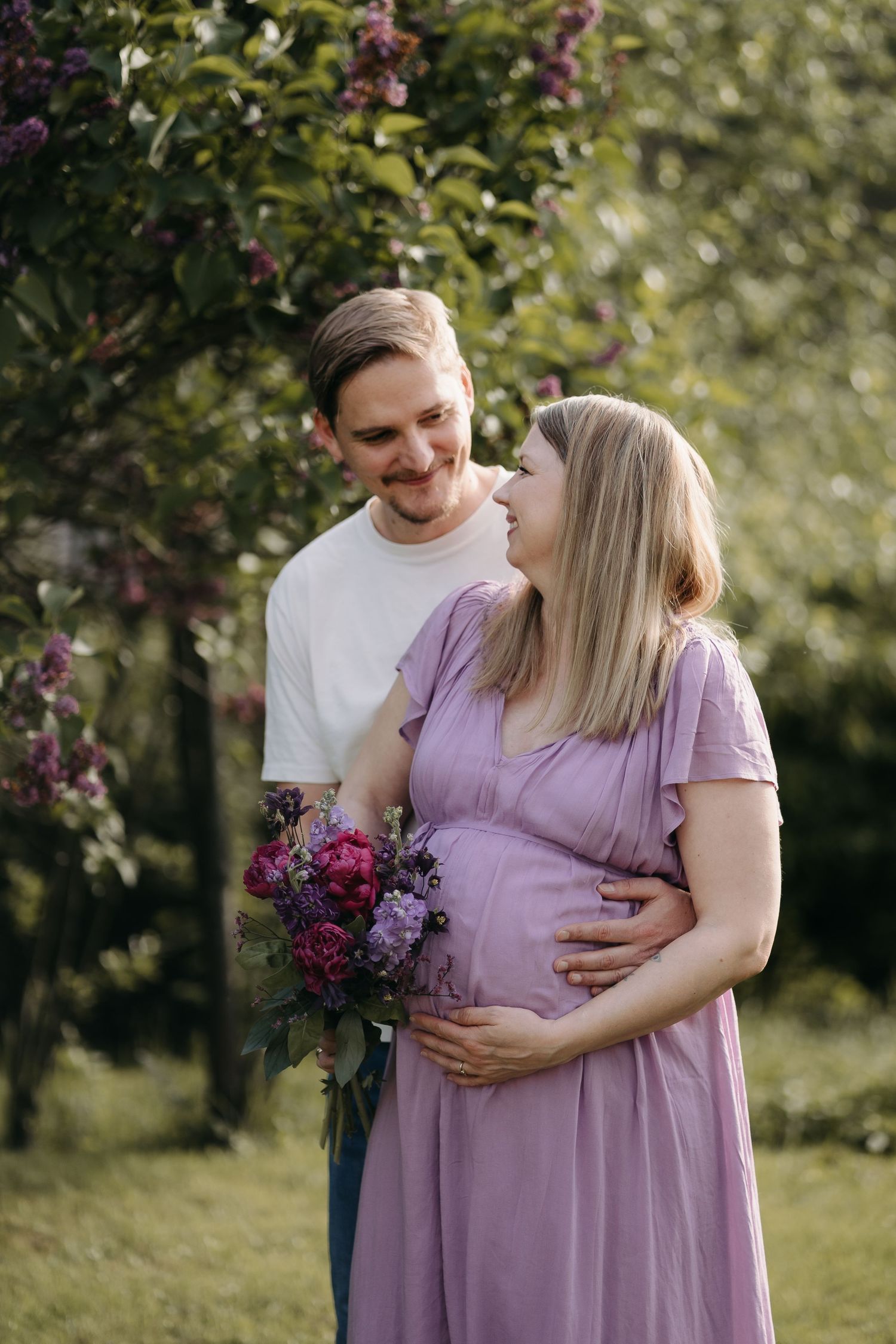 Babybauchfotos im eigenen Garten in Graz