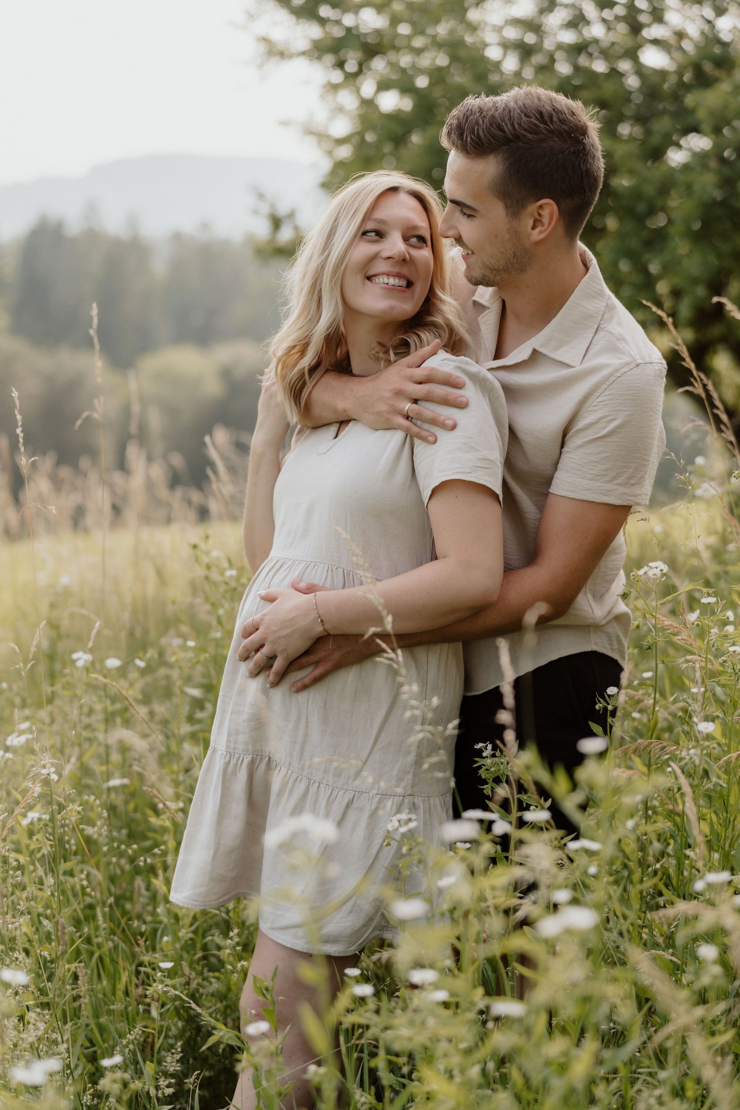 verliebte Blicke bei den Babybauchfotos in der Natur, Babybauchshooting in Graz-Umgebung