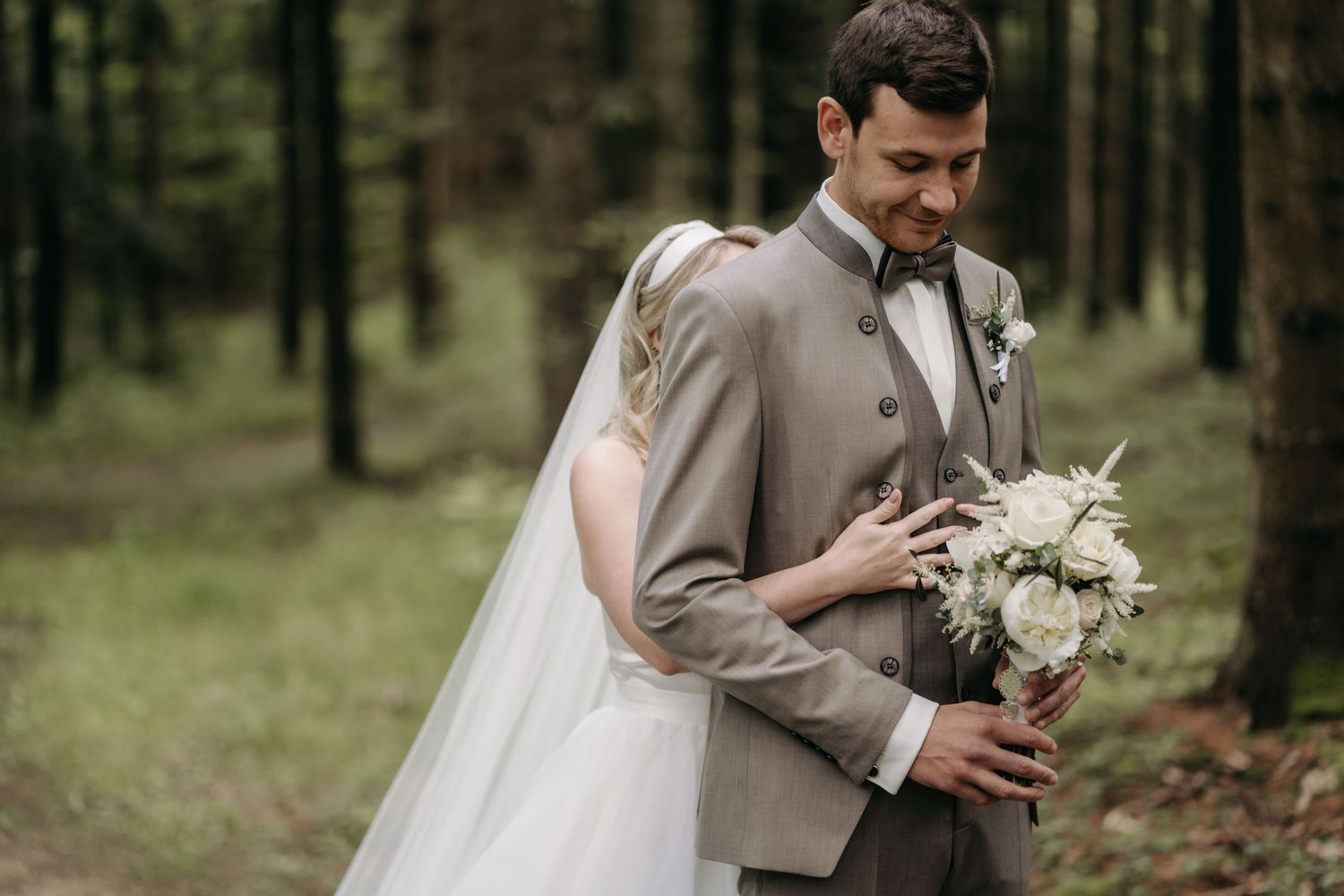 Moment vor dem First Look vor der Hochzeit auf in der Steiermark