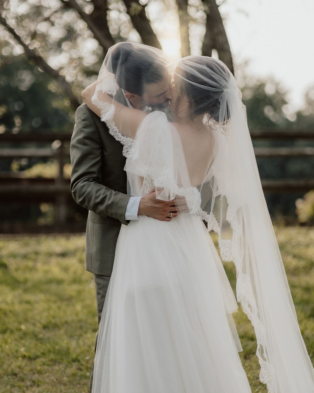 Paar umarmt sich im Grünen, romantische Hochzeitsfotografie Südosteiermark