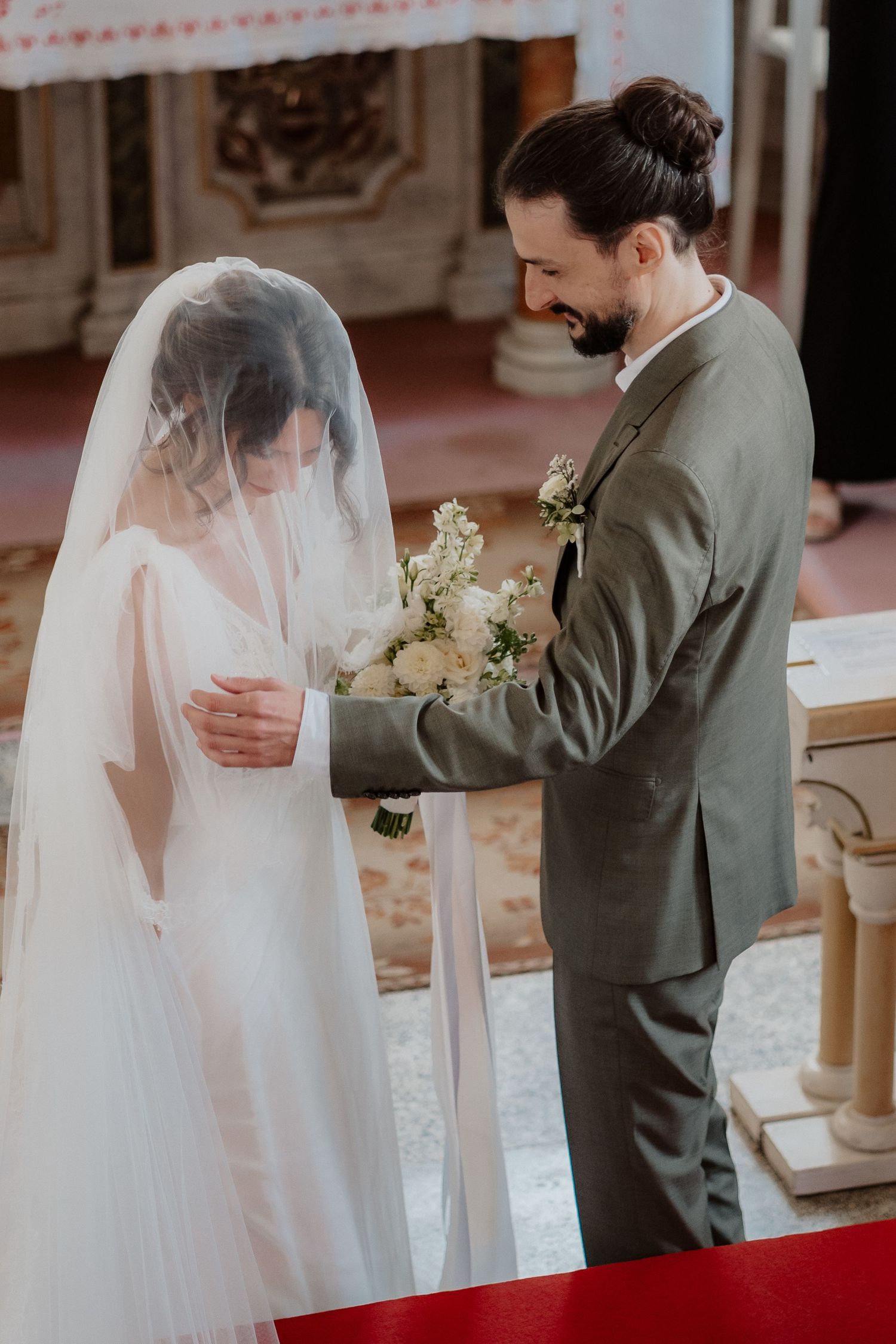 Brautpaar bei der kirchlichen Trauung, Hochzeit Steiermark