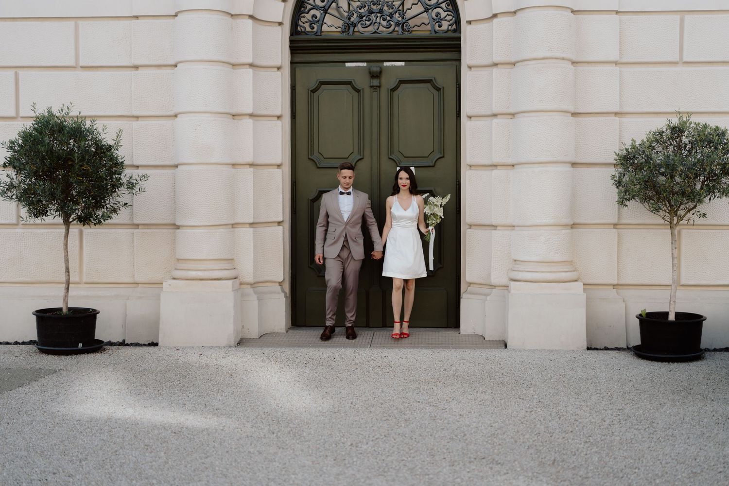 Brautpaar vor einem grünen alten Tor in der Grazer Innenstadt, City Wedding, City Elopment Graz