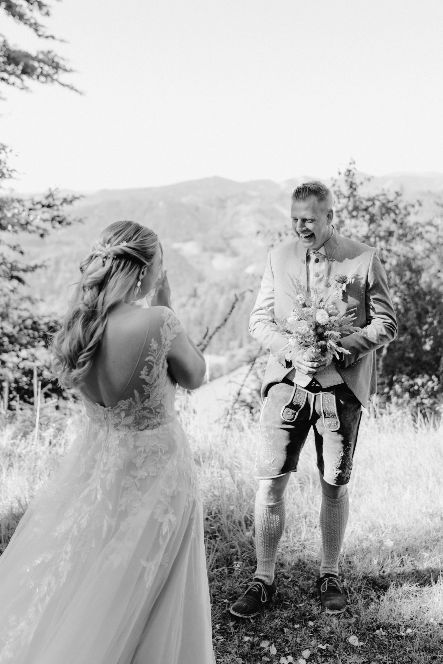 First Look in schwarz-weiß im Wald in der Steiermark, emotionaler Moment des Brautpaares