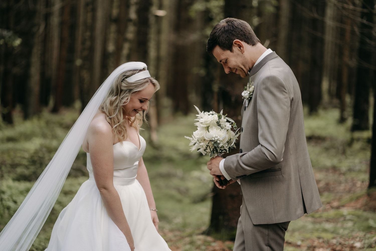 Moment beim First Look von Braut und Bräutigam