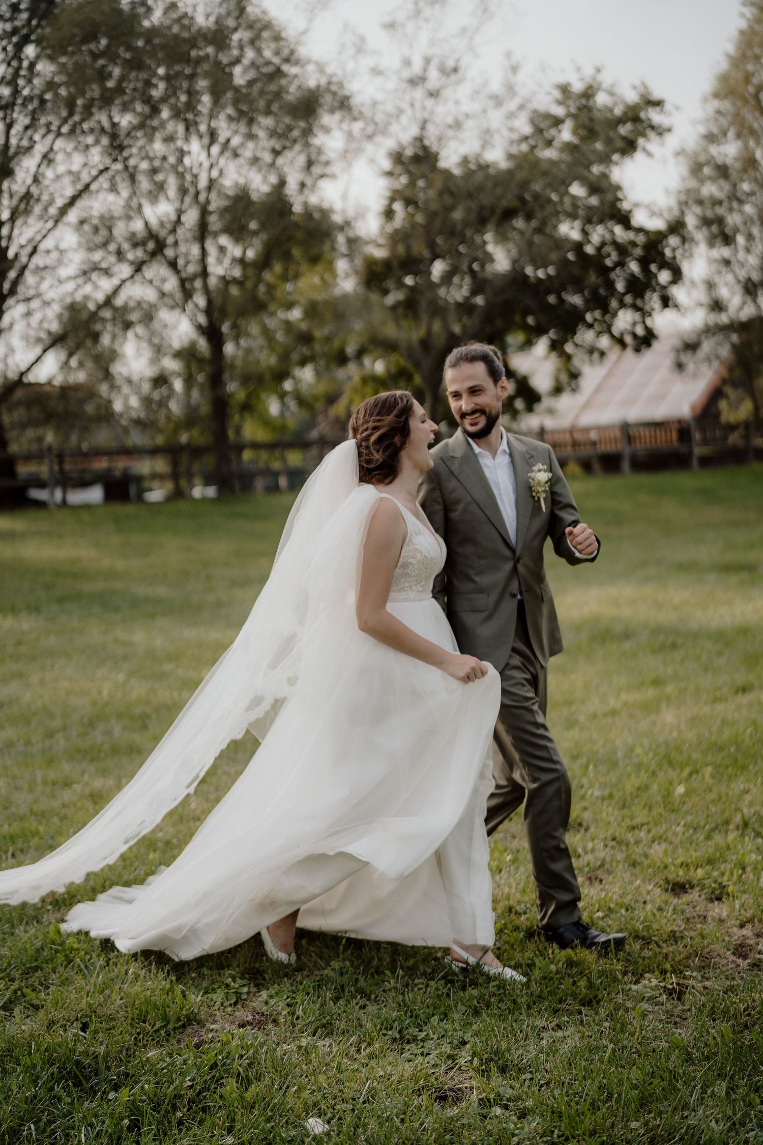 Brautpaar rennt nach Hochzeit in der Südosteiermark