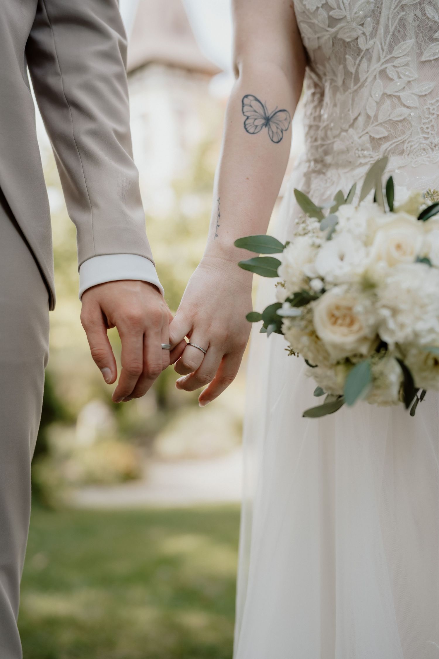 Brautpaar berührt sich zärtlich an den Händen, Hochzeit in Raaba, Hochzeitsfotografin Graz-Umgebung