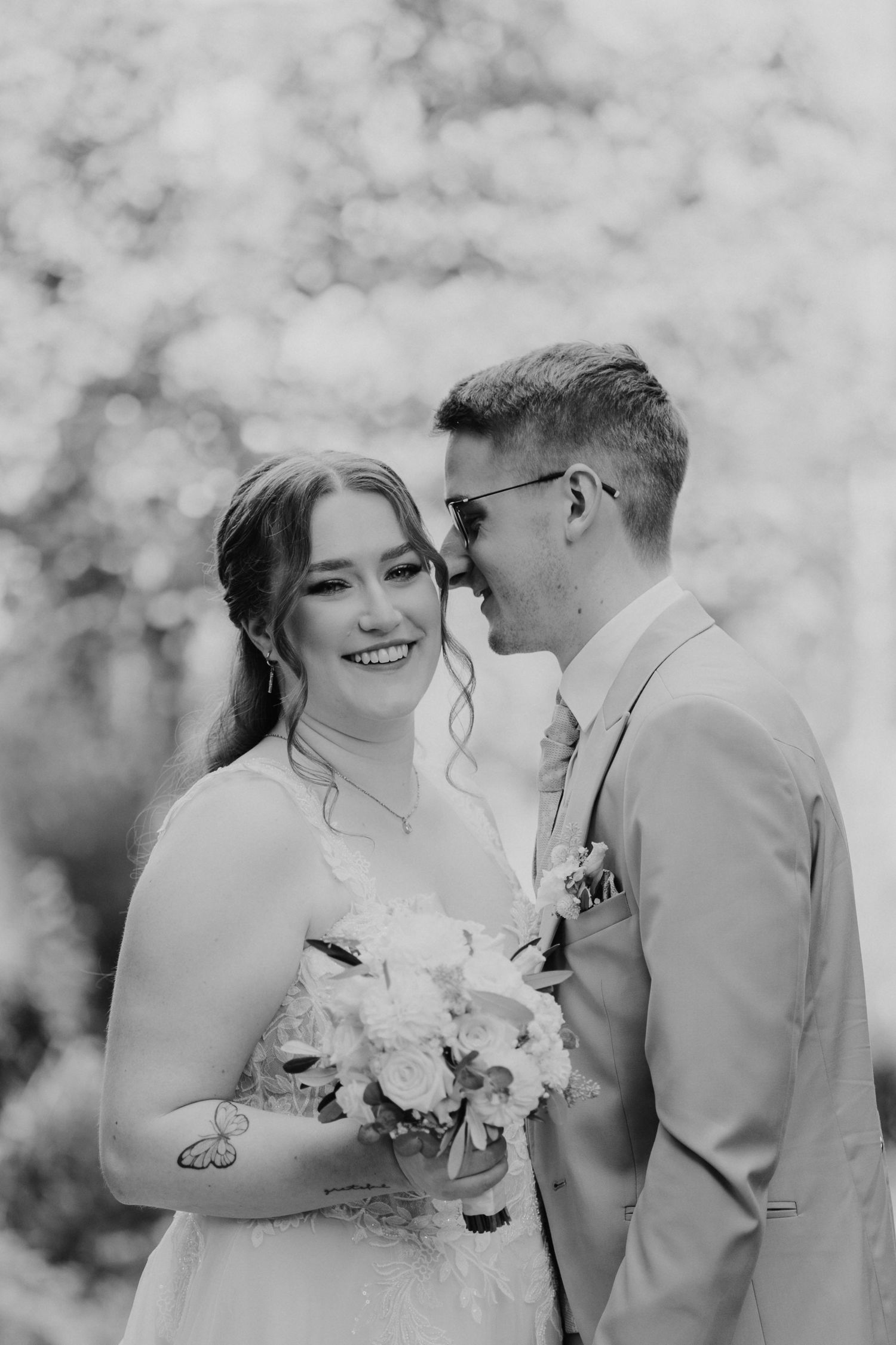Bräutigam flüstert der Braut ins Ohr, Hochzeitsfotograf Steiermark, Raaba, Graz-Umgebung