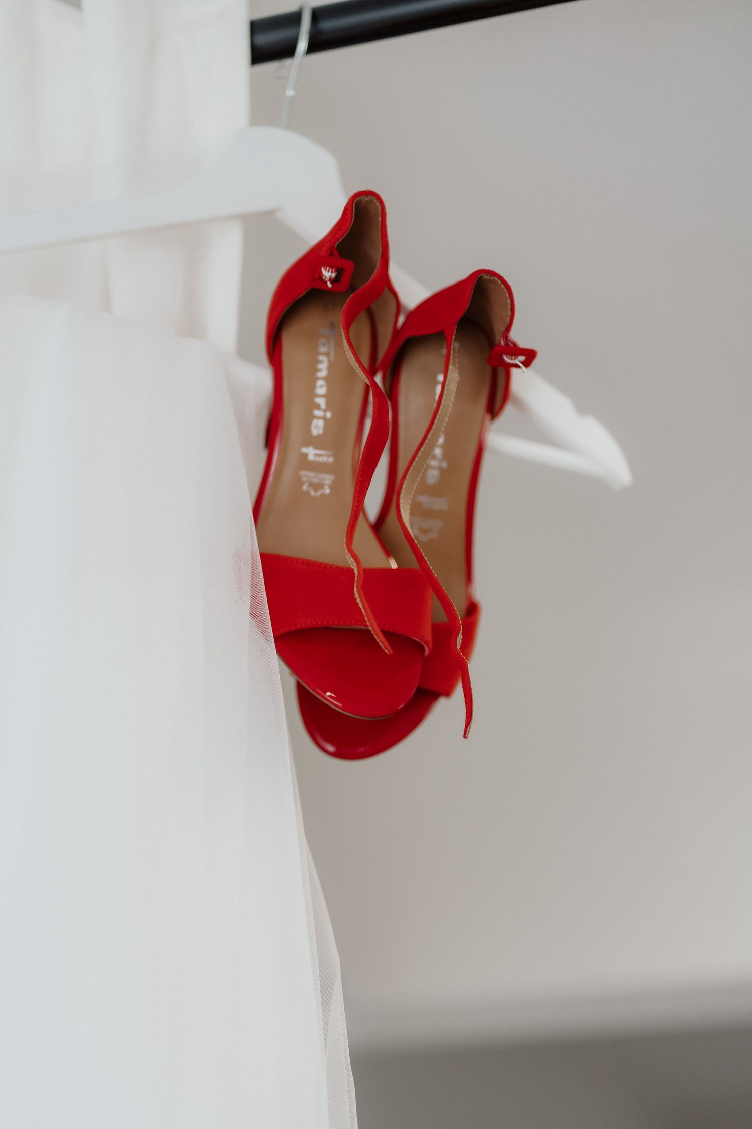 Brautschuhe rot und Schleier der Braut