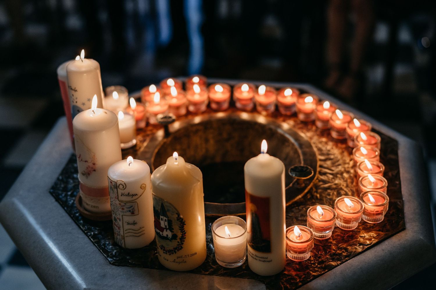 Kerzen bei der Taufe in der Kirche