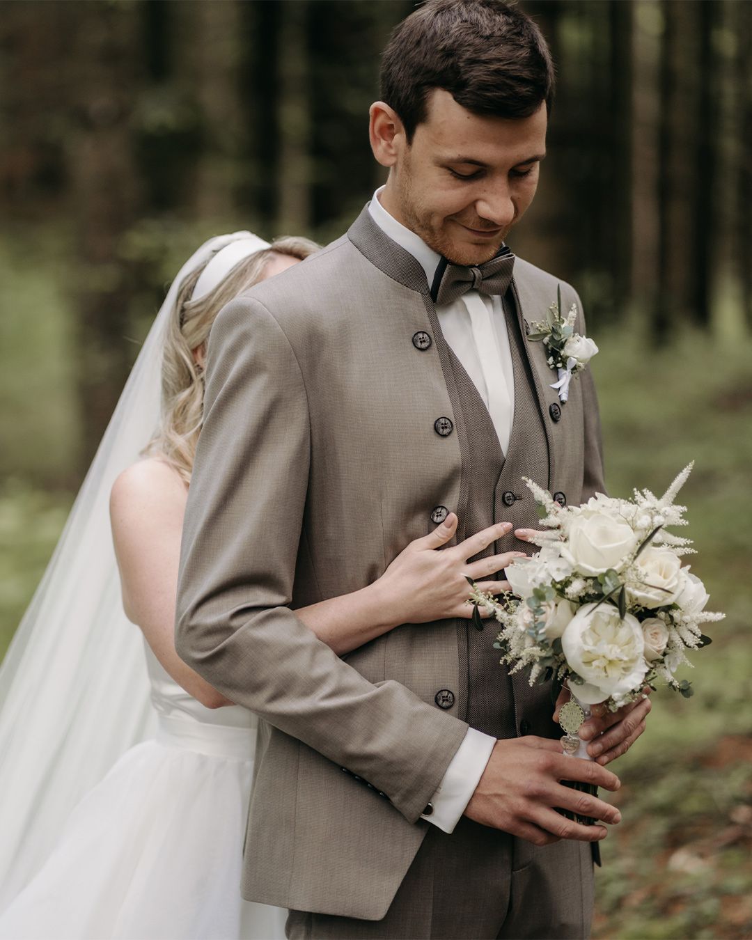 Frist Look Brautpaar im Wald, Hochzeitsfotografin Bratlalm