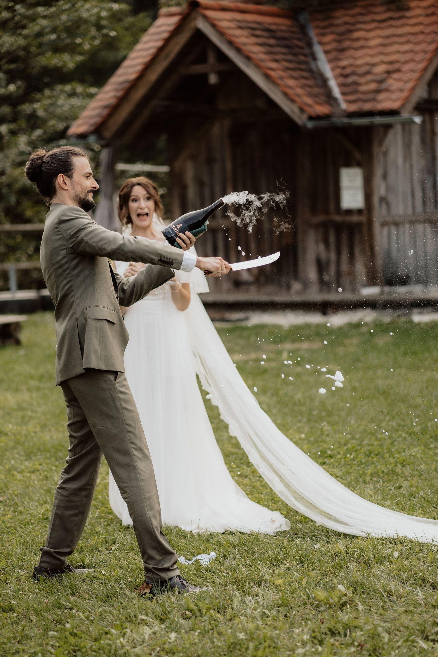 Brautpaar beim öffnen der Sektflasche auf der Hochzeit in der Südosteiermark