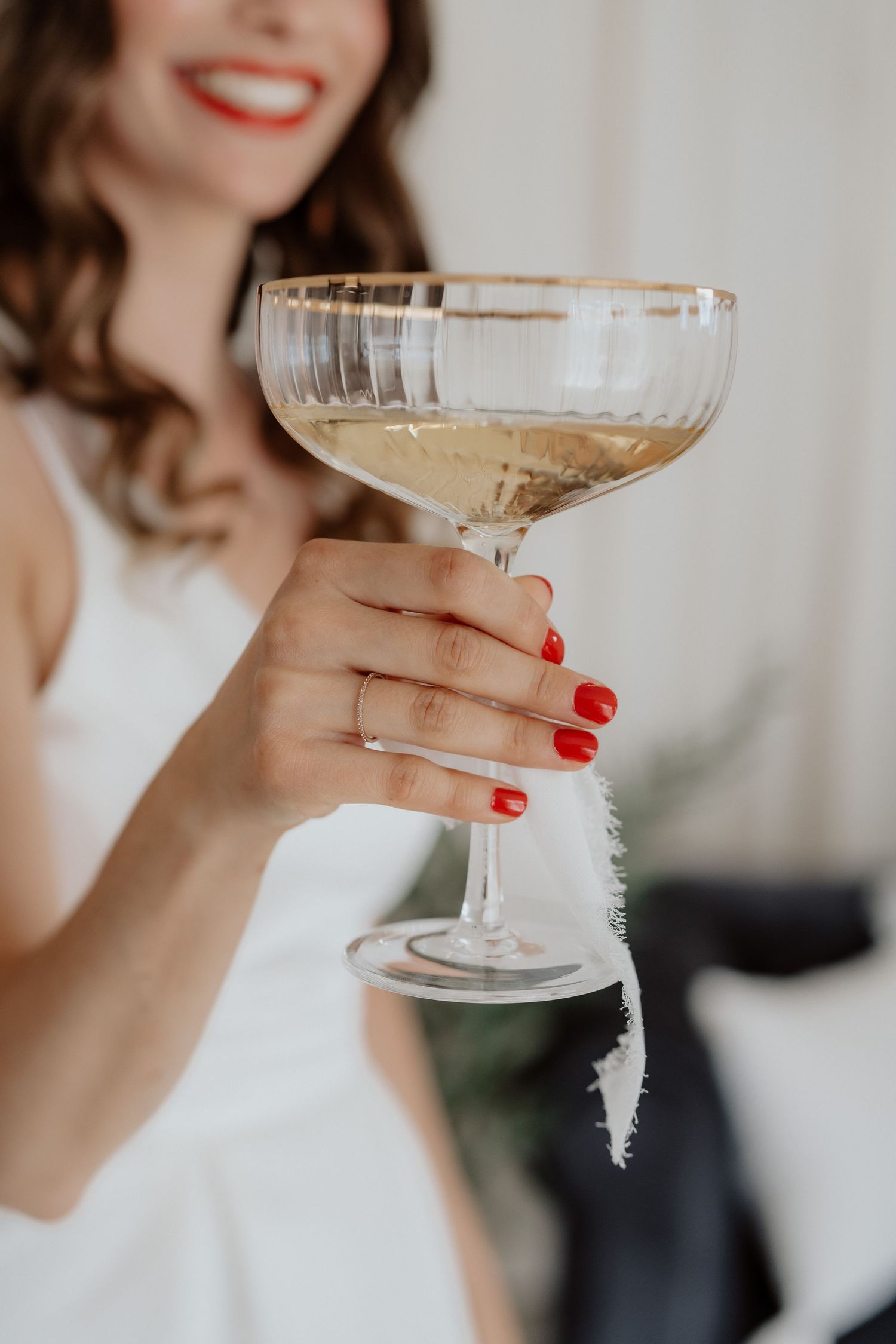 Braut mit Champagnerglas beim Getting Ready in der Steiermark