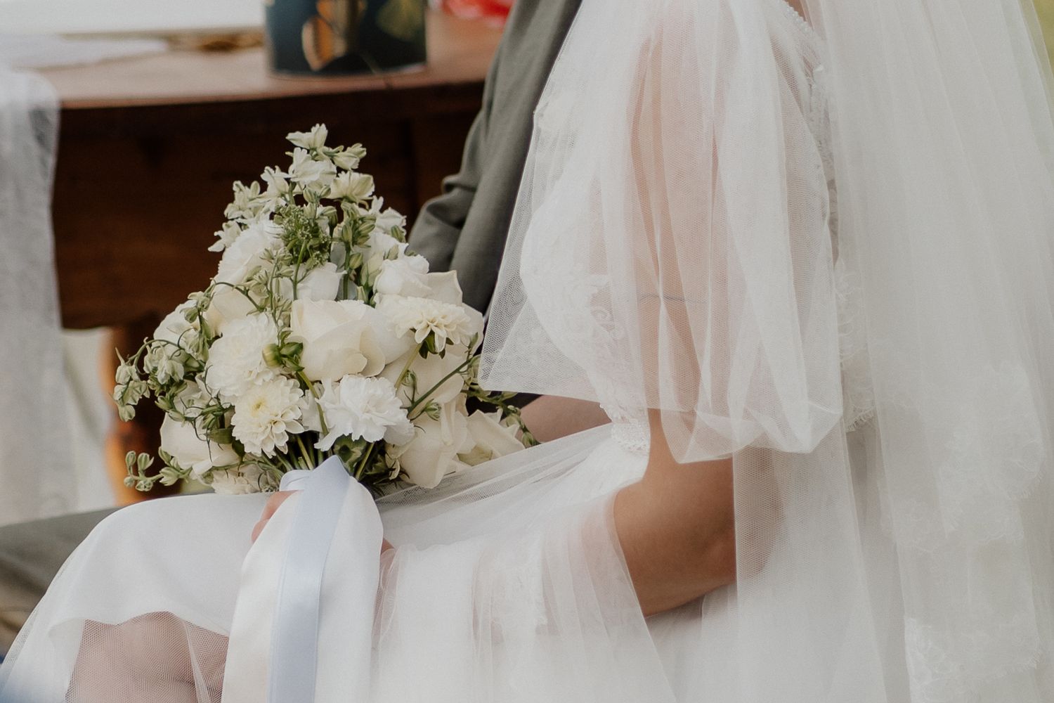 Brautstrauss Detailaufnahme, Braut in weißem Hochzeitskleid
