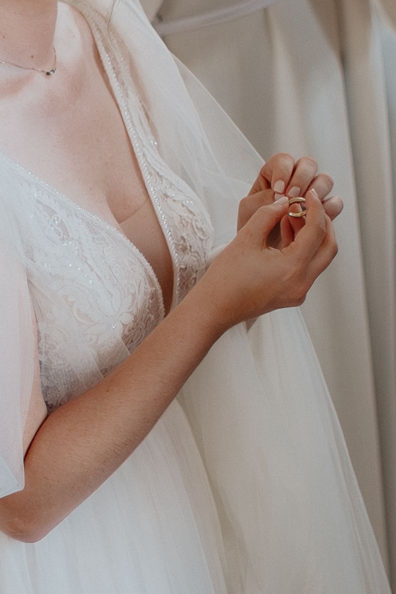 Braut im weißen Kleid mit Ring in der Hand, Hochzeit Südosteiermark