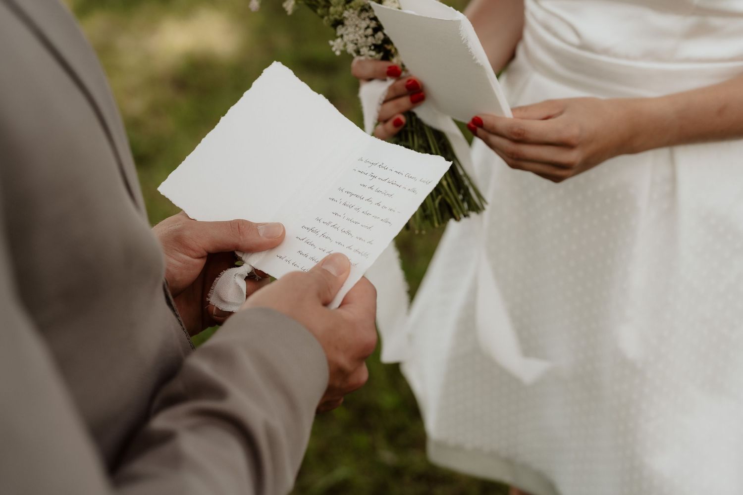Brautpaar liest sich Eheversprechen vor, Hochzeit zu zweit in der Natur
