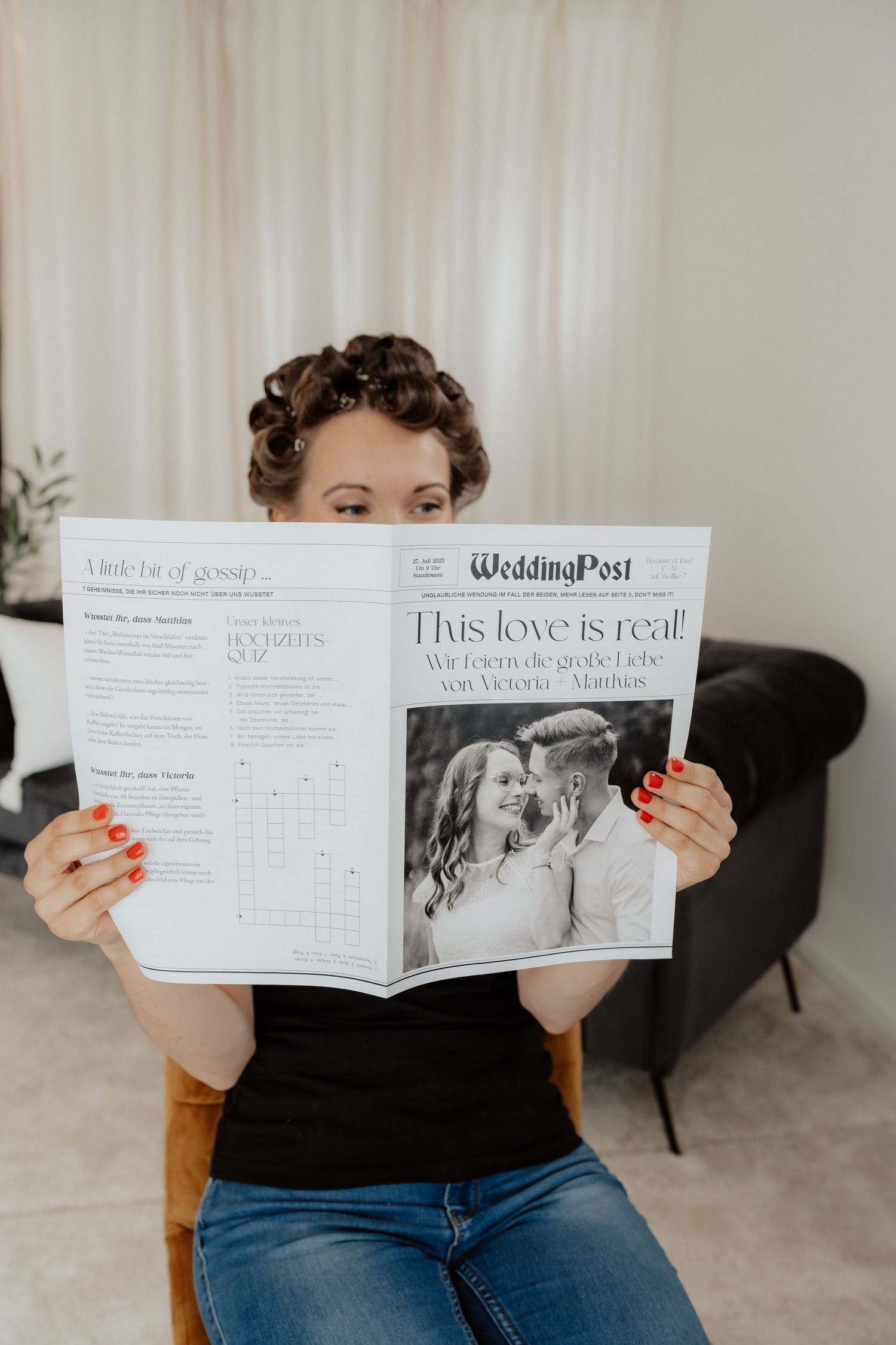 Braut mit Zeitung beim Getting Ready, Hochzeitsfotografie Graz-Umgebung