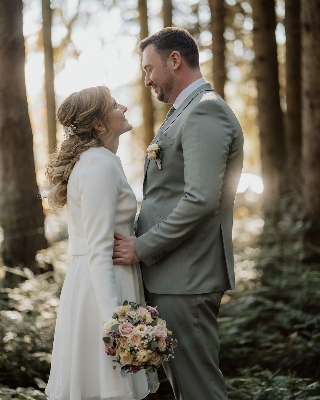 Brautpaar umarmt sich nach der Trauung, natürliche Hochzeitsfotos Steiermark Hutter Fotografie heiraten auf der Bratlalm