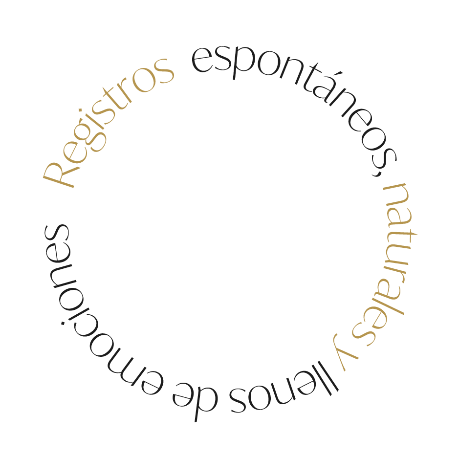 Circular text design in brown letters spelling out 'Registros espontaneos, naturales y llenos de emociones' in a spiral pattern.