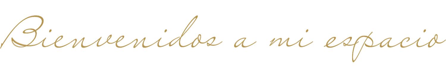 Handwritten text in cursive calligraphy reads 'Bienvenidos a mi espacio' in brown ink on white paper.