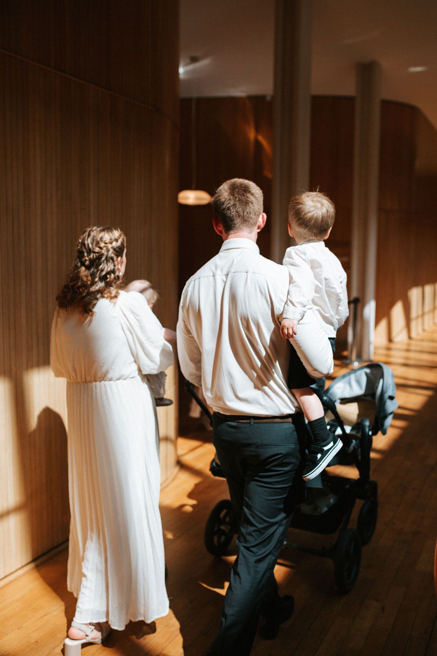 dokumentär bild inne i stadshuset i göteborg på en familj påväg till vigselsalen för att gifta sig, bröllopsfotografering