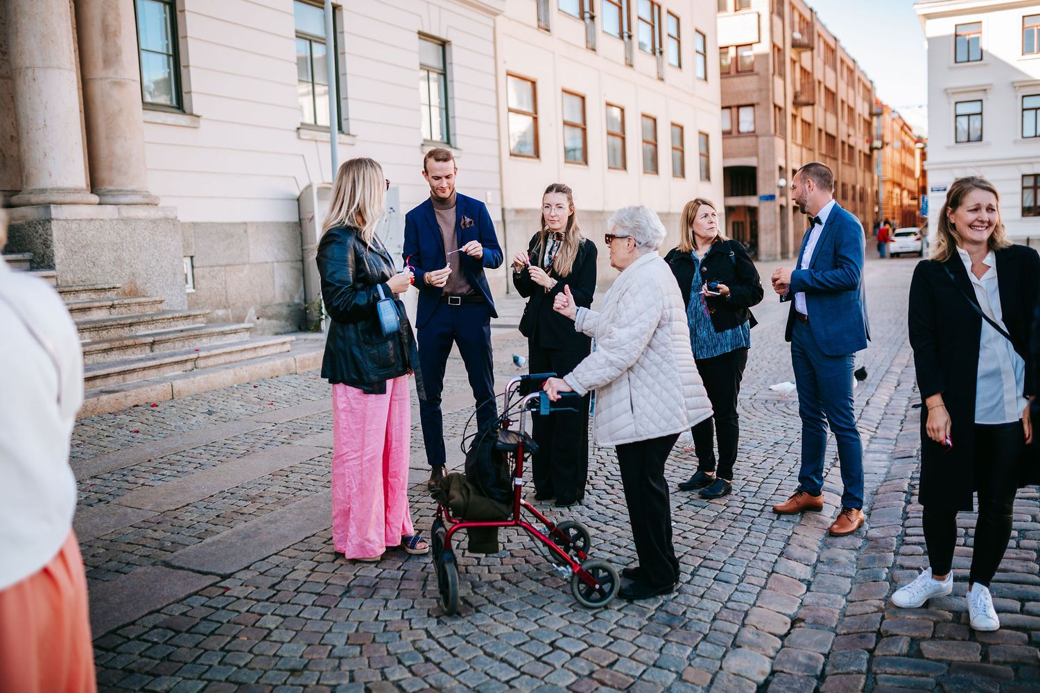 gäster till bröllop i rådhuset i göteborg som inväntar brudparet, fotograf rådhuset / stadshuset göteborg bröllopsfotograf vigsel