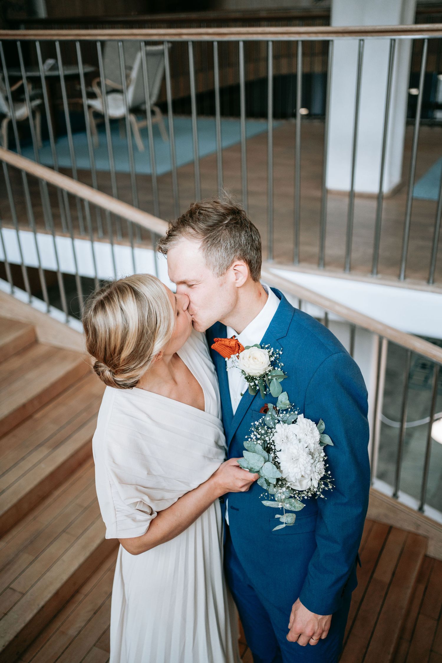 brud och brudgum kysser varandra på trappan inne i rådhuset i göteborg, bröllopsfotograf