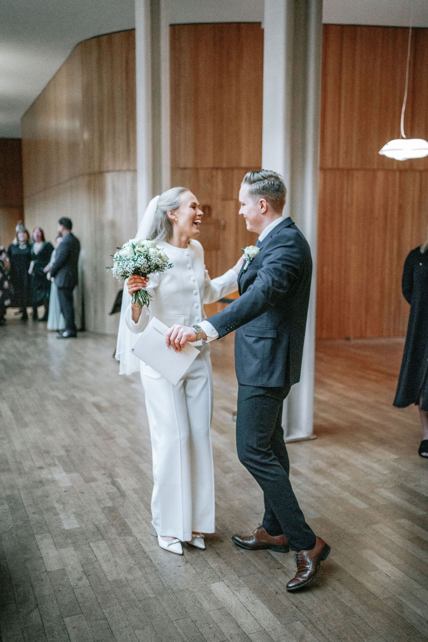Inne i rådhuset Göteborg precis efter vigseln, brudparet firar att de precis gift sig.  Rådhusbröllop fotografering göteborg.