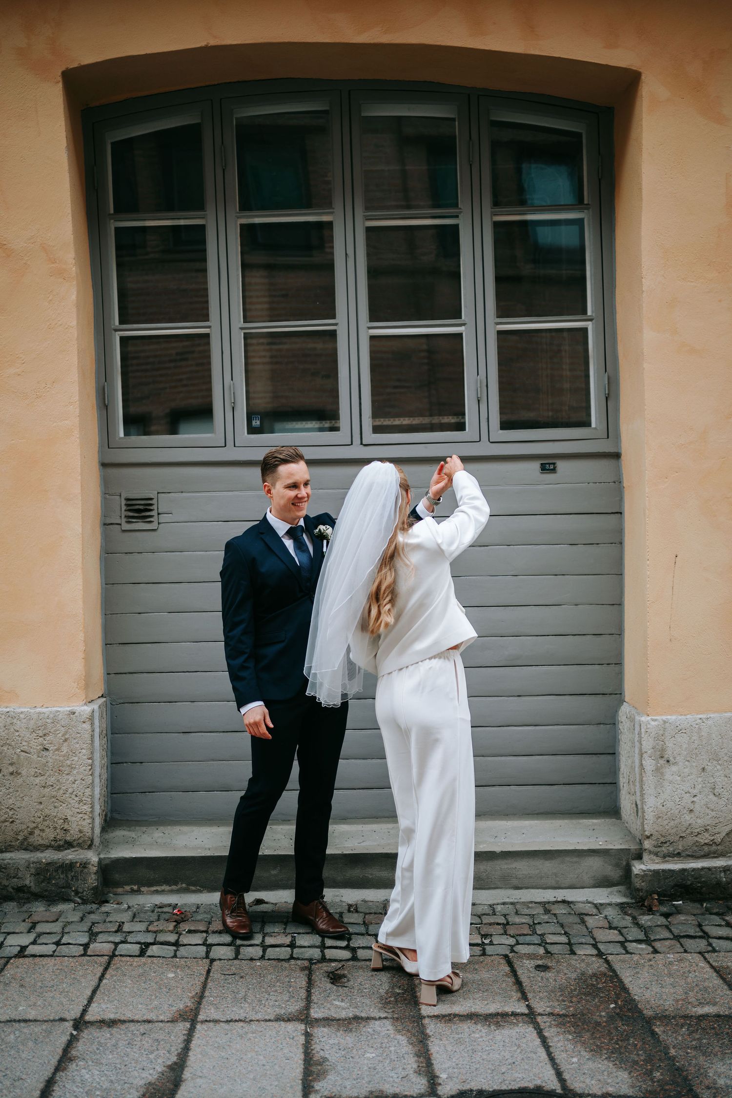 Brudpar dansar vid Kronhusbodarna i Göteborg under bröllopsfotografering, fotograf bröllop
