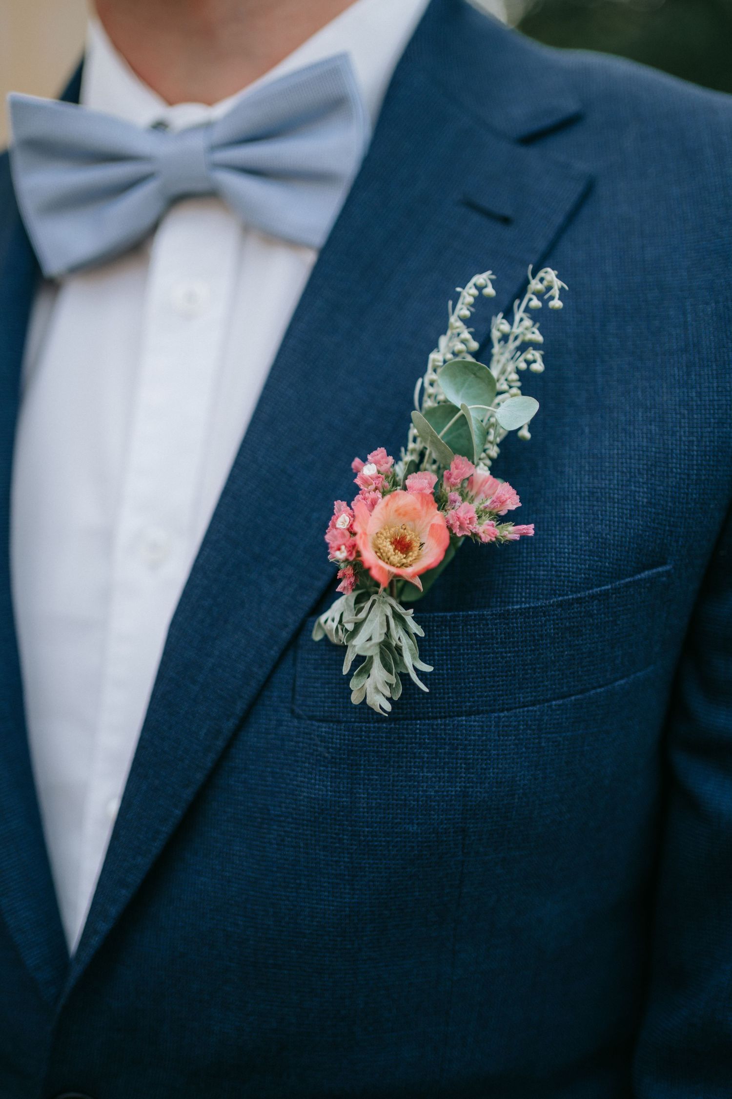 nätbild på brudgum, detaljer bröllop med fluga och corsage, bröllopsfotografering