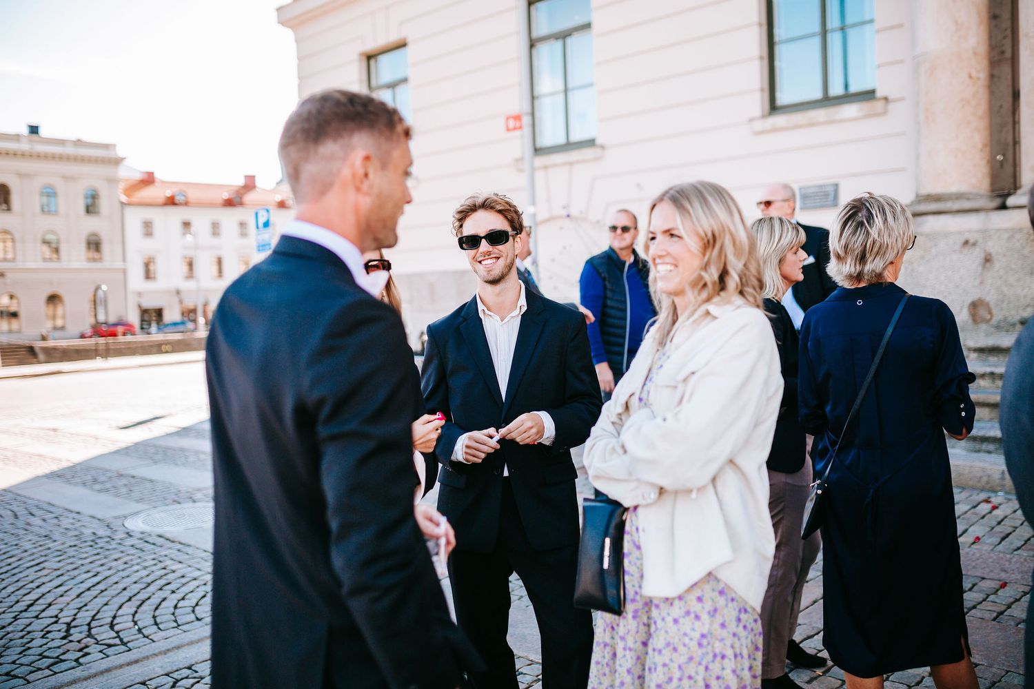 gäster till bröllop i rådhuset i göteborg som inväntar brudparet, bröllopsfotografering, mingel
