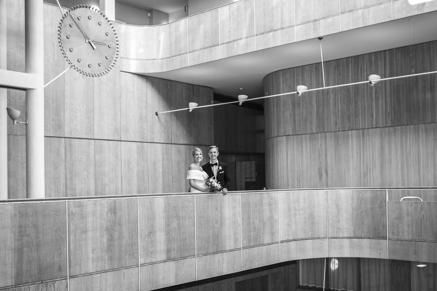 brudpar vid balkongen inne i rådhuset i göteborg, bröllopsfotografering