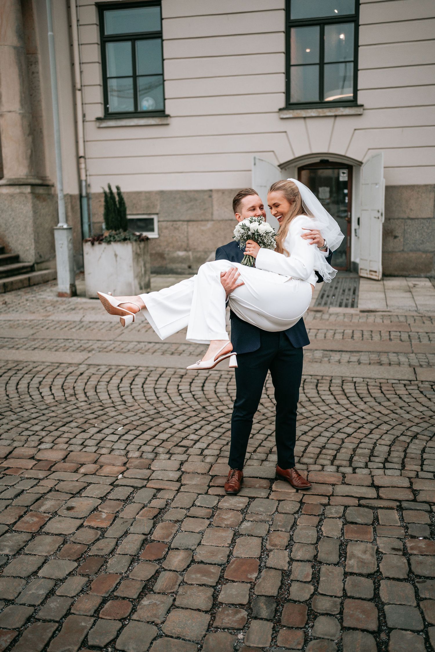 Brudpar firar utanför rådhuset i Göteborg efter vigsel. Bröllopsfotograf Göteborg