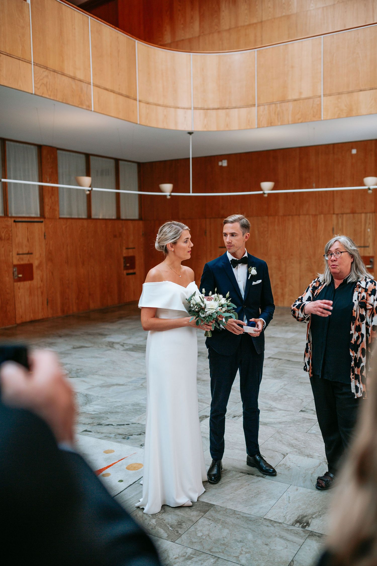 brudpar inne i rådhuset i göteborg i vänthallen, bröllopsfotografering