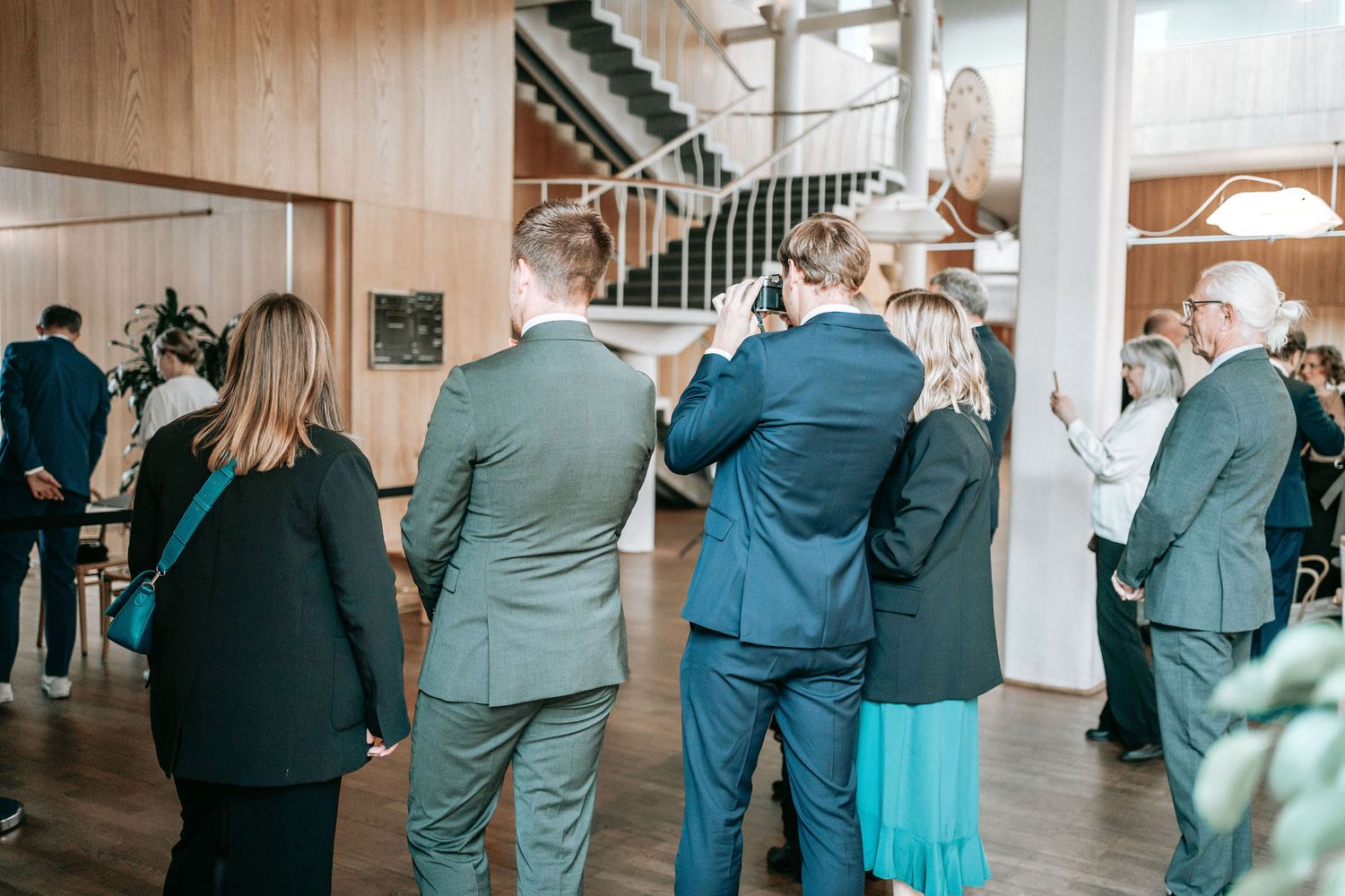bröllopsgäster i rådhuset i göteborg, bröllopsfotografering