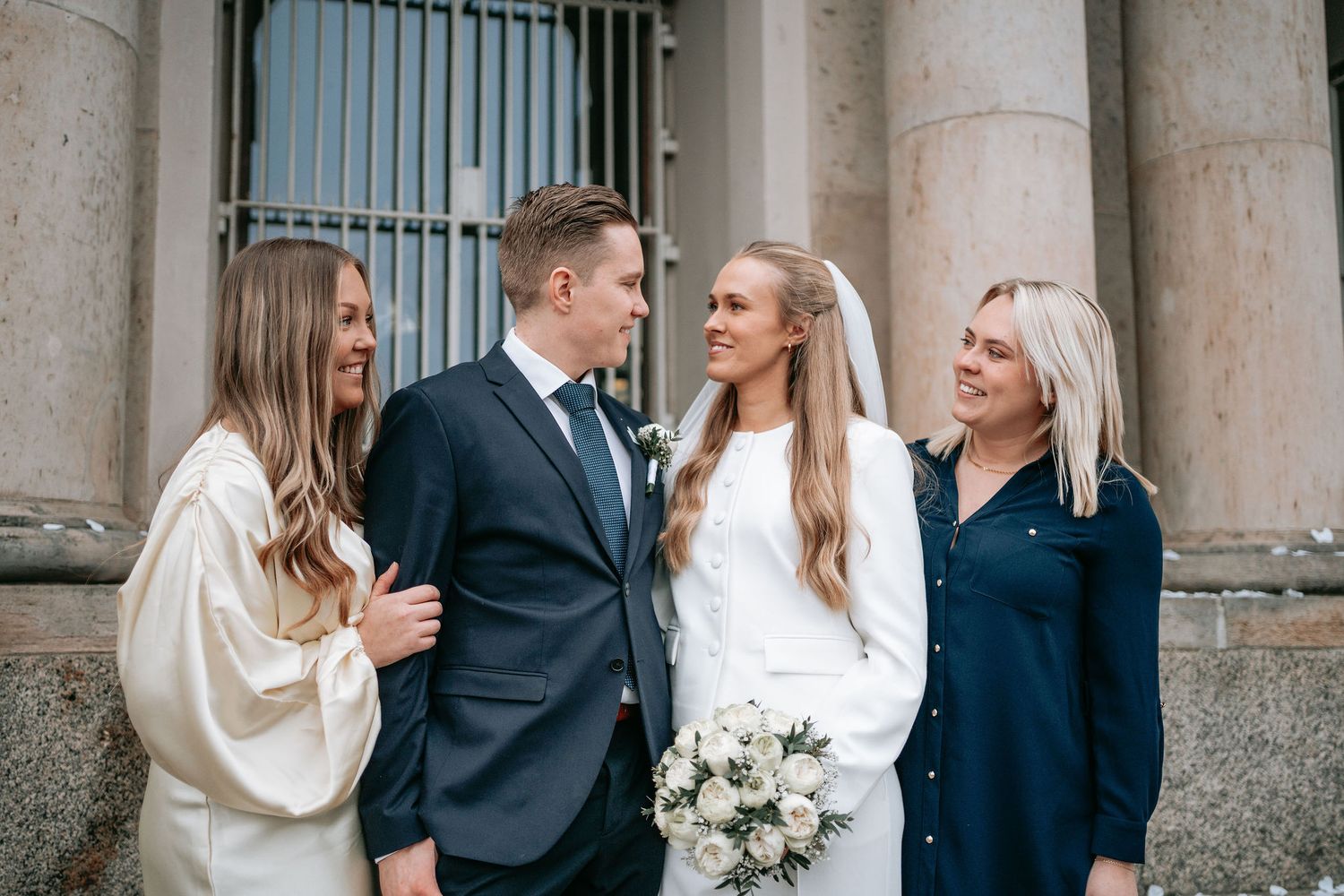 Gruppbild utanför rådhuset i Göteborg på trappan, fotograf bröllop göteborg, rådhuset
