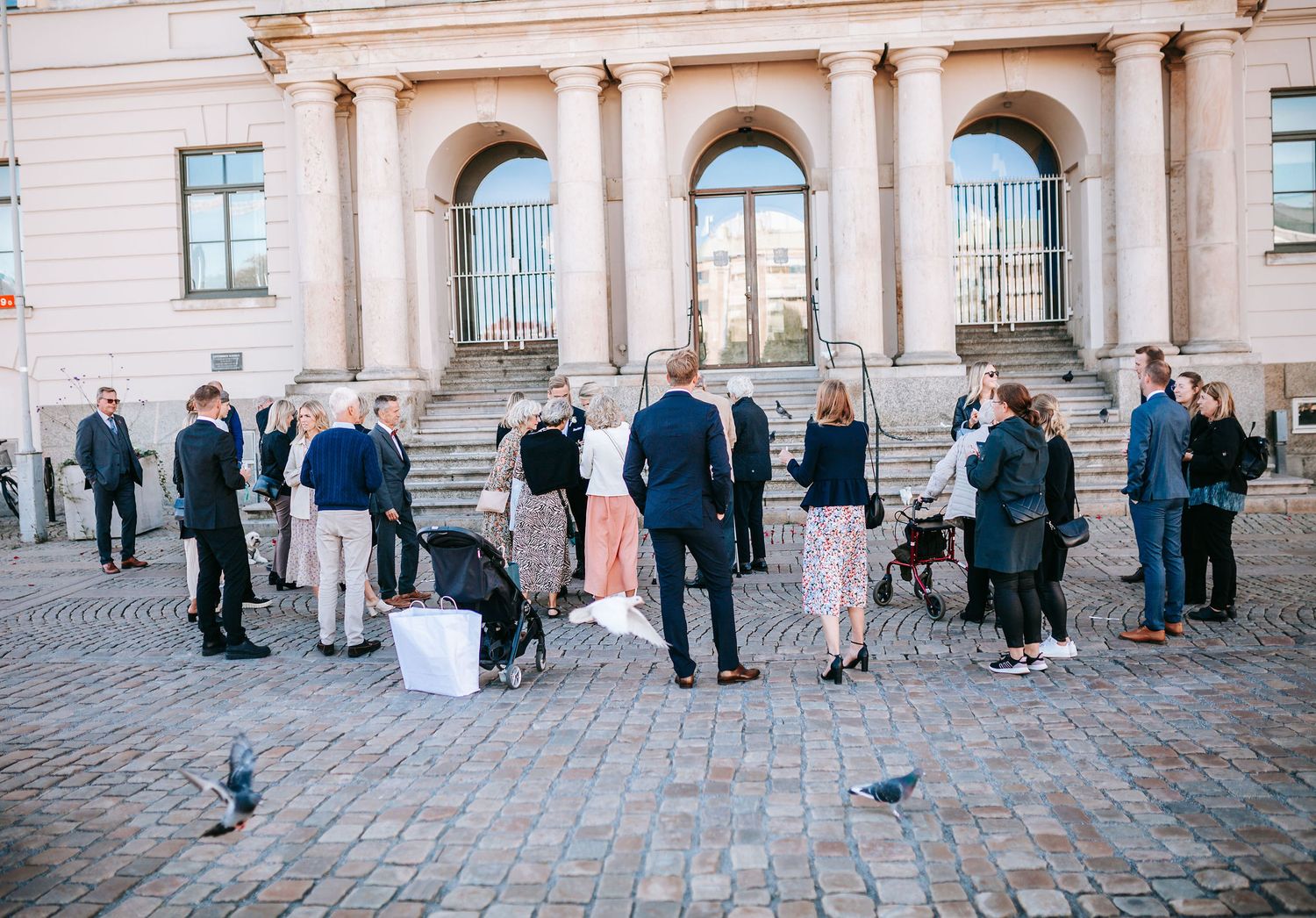 gäster till bröllop i rådhuset i göteborg som inväntar brudparet, bröllopsfotografering mingel och gratulationer
