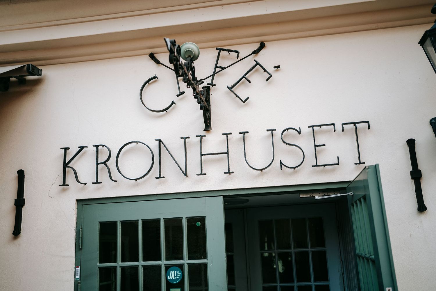 skylt Cafe Kronhuset vid kronhusbodarna, bröllopsfotografering
