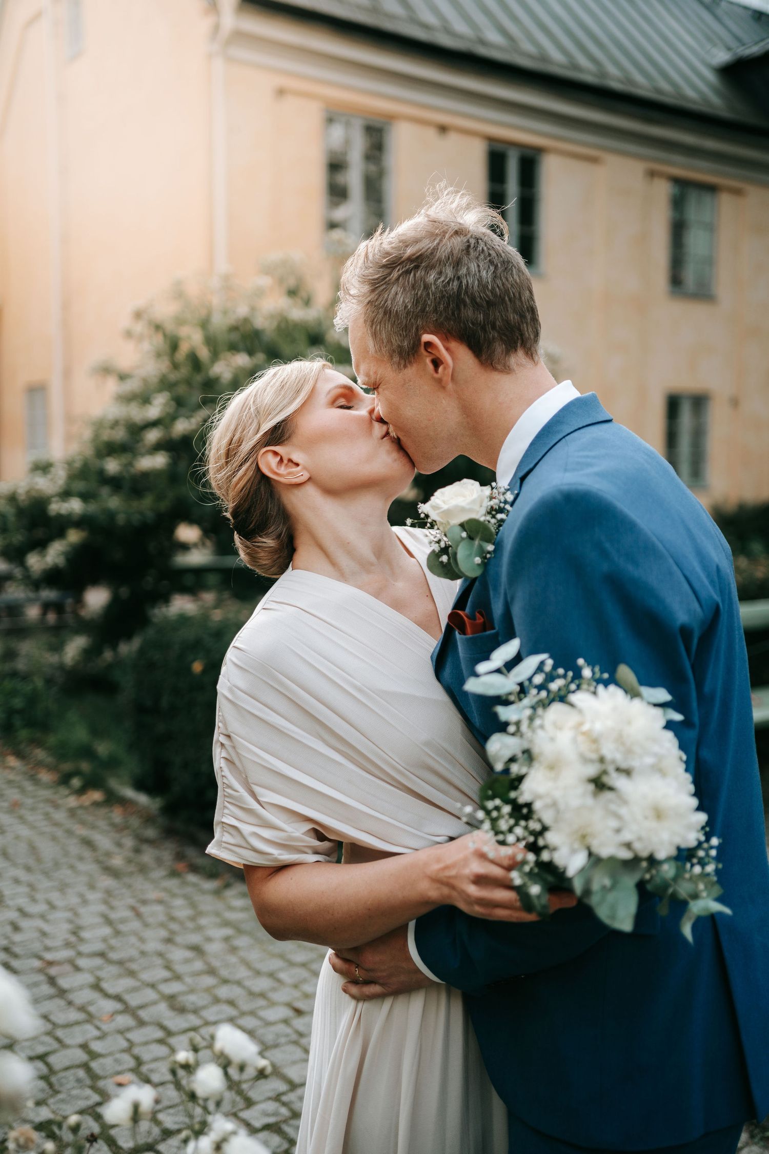 Brud och brudgum kysser varandra i parken vid kronhusbodarna i göteborg innan borglig rådhusvigsel, bröllopsfotograf med på vigsel i götebor