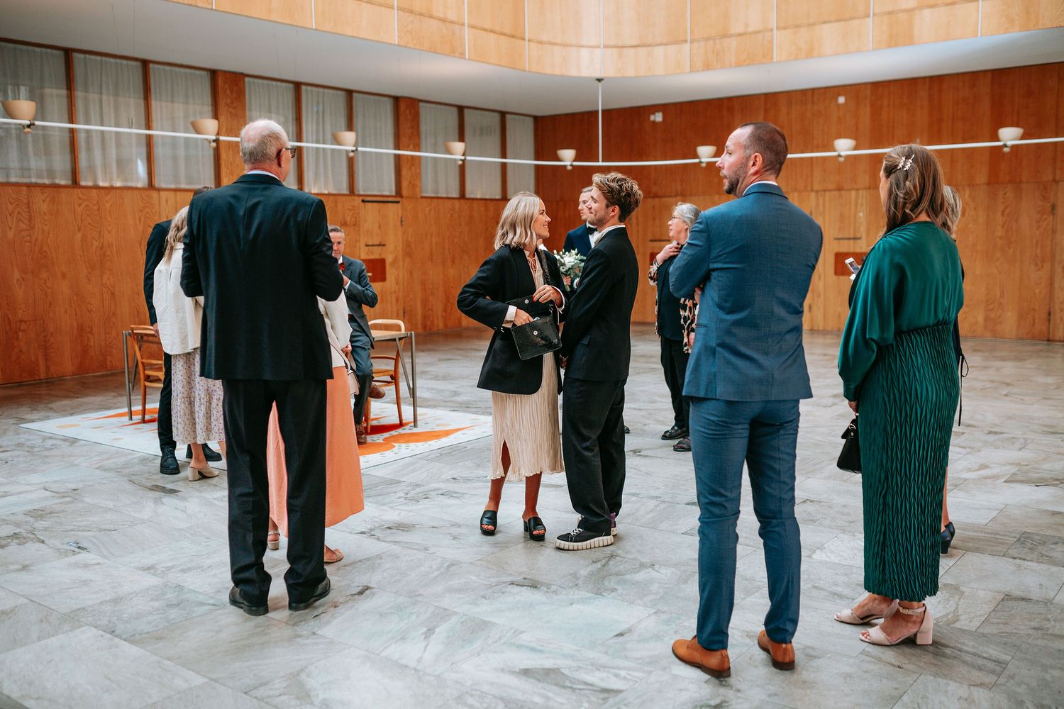 bröllopsgäster inne i rådhuset i göteborg, bröllopsfotografering