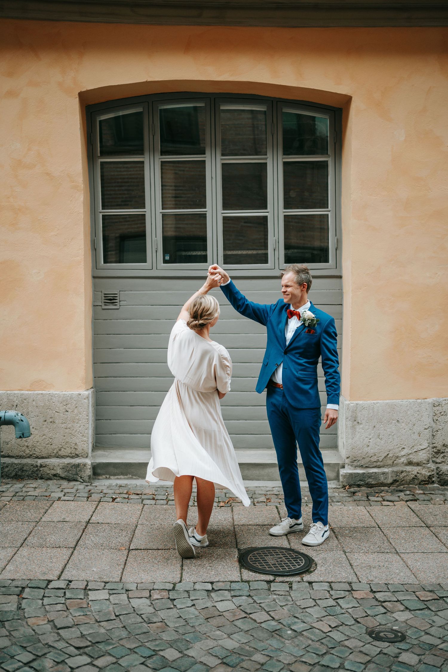 Porträtt av brudpar i centrala Göteborg nära rådhuset vid kronhusbodarna, gifta sig i Göteborg och ha med fotograf